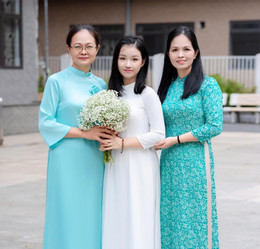 Gia Linh cùng mẹ và cô.jpg