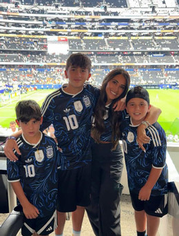 https://static-images.vnncdn.net/vps_images_publish/000001/000003/2026/6/23/messi-antonella-roccuzzo-3-799.jpeg