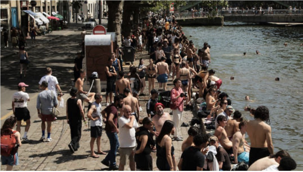 Người dân Paris đổ xô đến kênh đào Saint-Martin giữa đợt nắng nóng. Ảnh: Anadolu