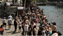 Người dân Paris đổ xô đến kênh đào Saint-Martin giữa đợt nắng nóng. Ảnh: Anadolu