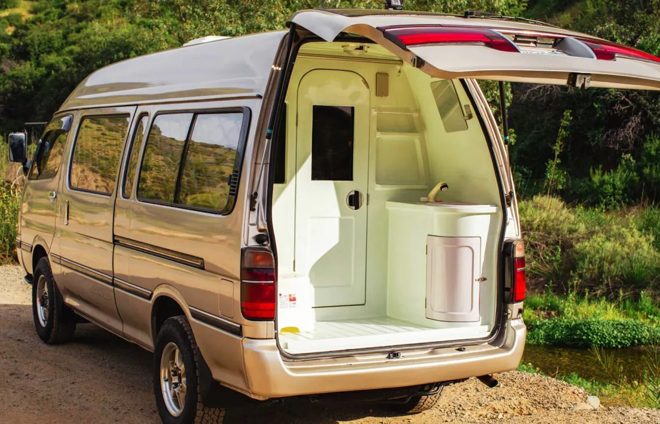 Ô tô van Toyota Hiace 32 năm tuổi vẫn gây sốt vì có cả phòng tắm trên xe