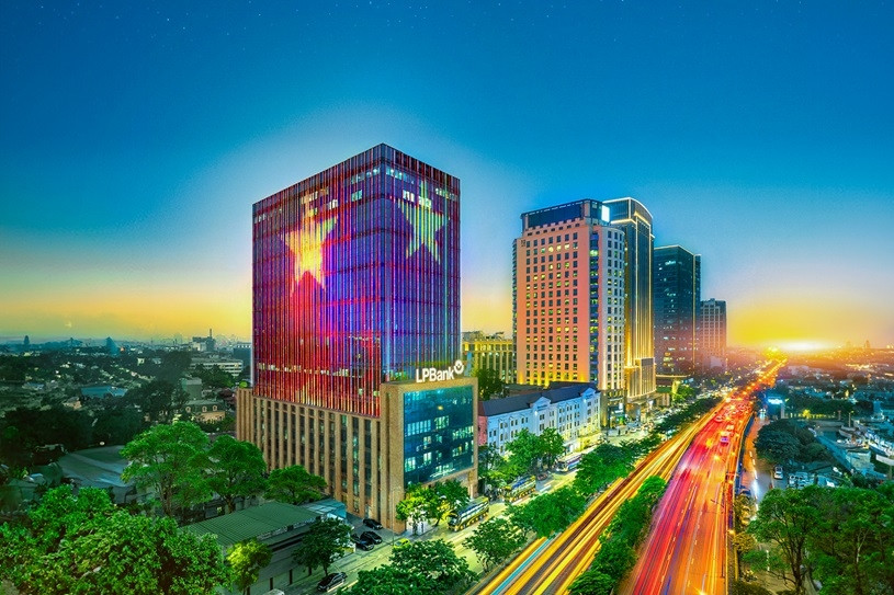 Ông Phạm Nhật Vượng sở hữu gần 5% cổ phần LPBank, cổ phiếu LPB tăng trần