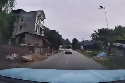 Tài xế phanh dúi dụi tránh bé trai đi xe đạp bất ngờ băng qua đường