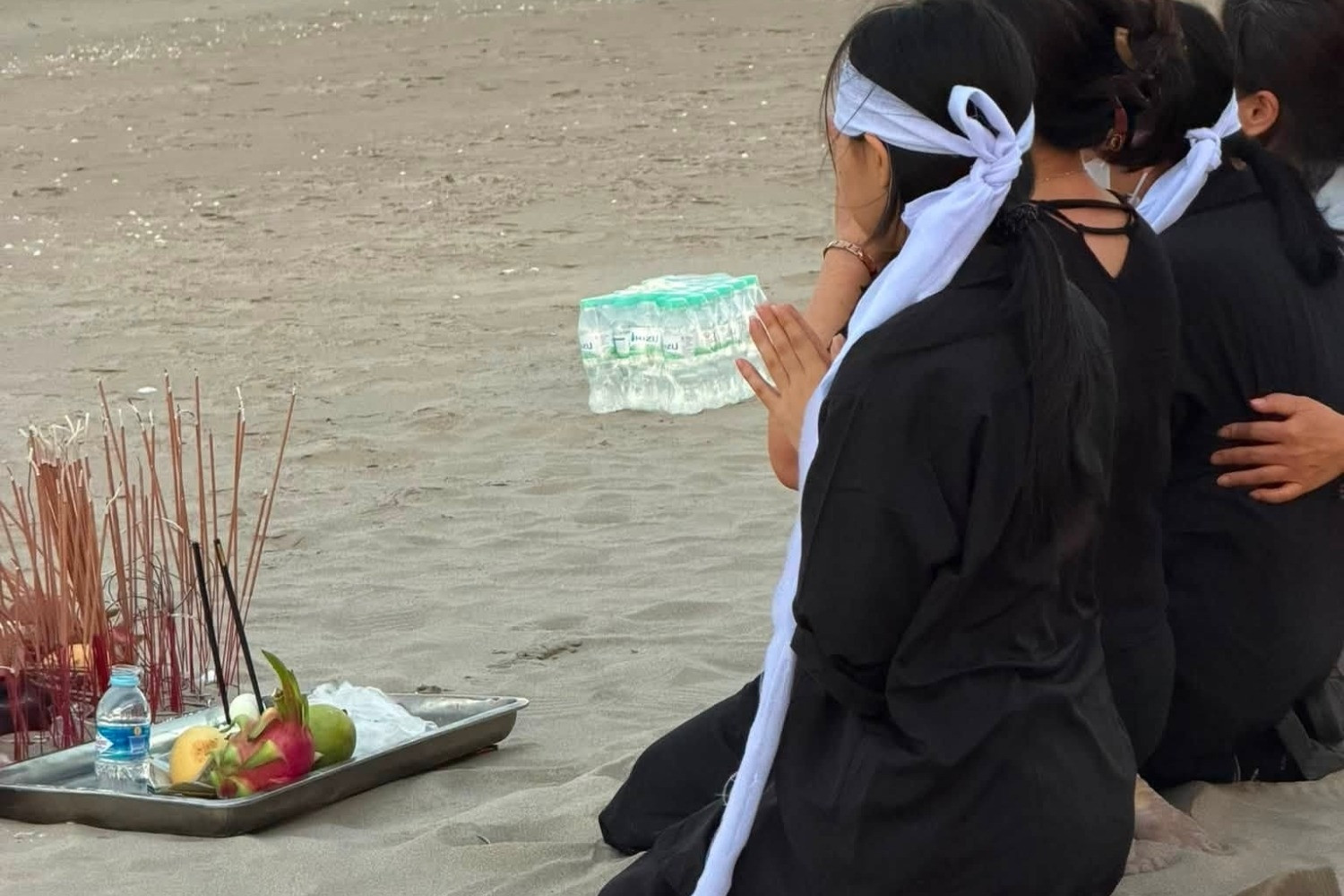 Tìm thấy thi thể bé trai 13 tuổi nghi lao ra cứu bố gặp nạn trên biển