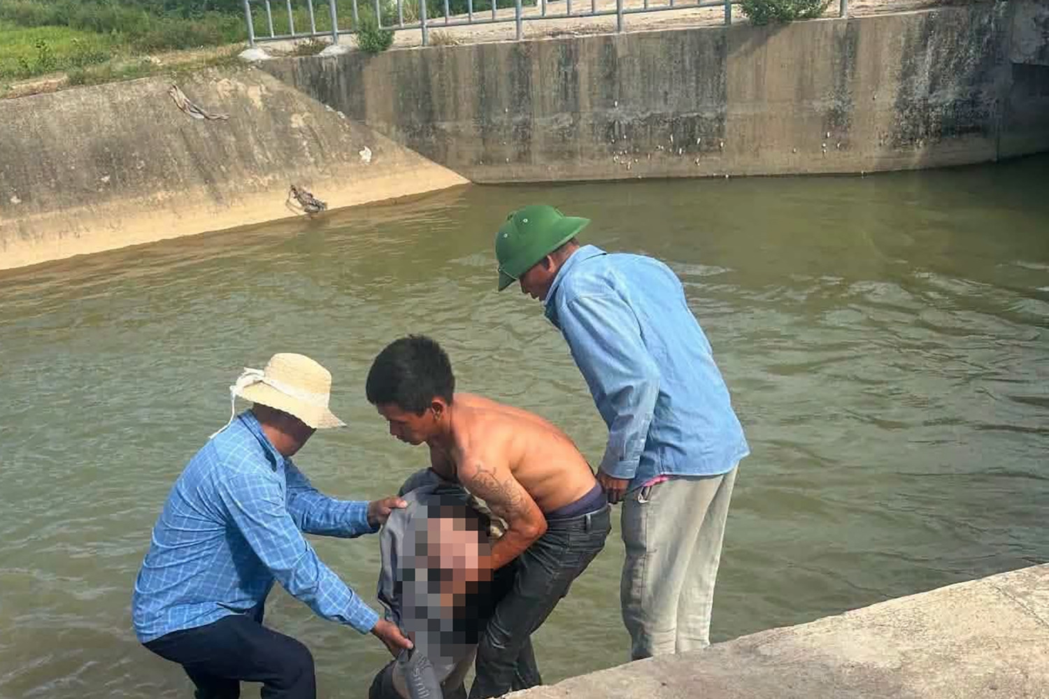 Trượt chân khi đi câu cá cùng em trai, thiếu niên 16 tuổi tử vong