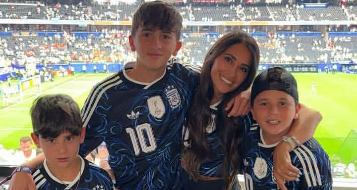 Vợ Messi xúc động sau loạt kỷ lục World Cup của chồng