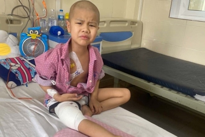 Vừa thoát 'cửa tử', người mẹ trẻ chết lặng khi con trai mắc ung thư xương
