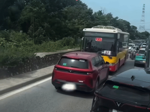 Ô tô 'vượt ẩu' đối đầu xe buýt ở Hà Nội, tài xế nhận cái kết bất ngờ