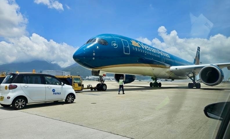 1. Chuyến bay VN524 của Vietnam Airlines hành trình TP.HCM Thượng Hải đã chuyển hướng hạ cánh xuống sân bay Hong Kong để hỗ trợ y tế khẩn cấp cho một hành khách có v….jpg
