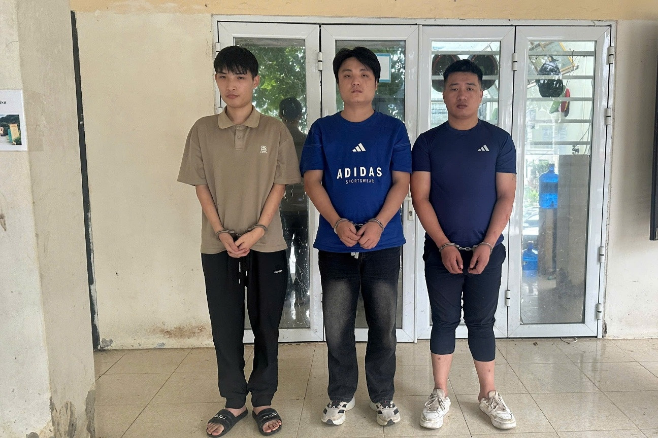 3 người Trung Quốc sắp vượt biên, công an phát hiện sự thật bên trong túi trắng