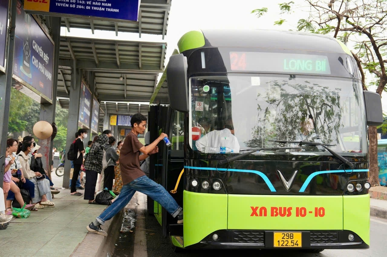 Hà Nội chính thức dùng vé điện tử liên thông cho giao thông công cộng từ 25/6