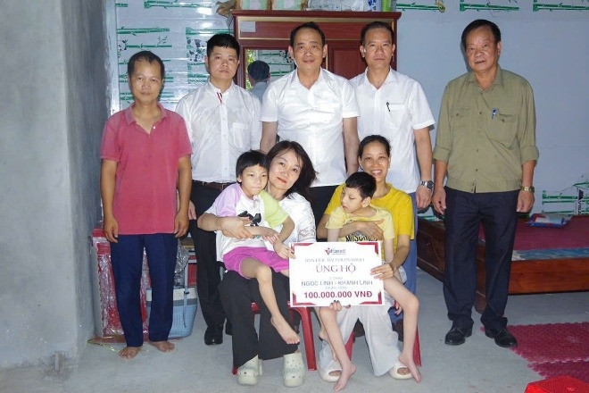 Bạn đọc ủng hộ 100 triệu đồng hai bé song sinh mắc bệnh bại não ở Hưng Yên