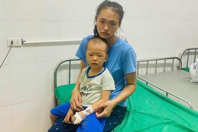 Bé trai 3 tuổi chưa biết gọi mẹ, mang trong mình nhiều bệnh hiểm nghèo