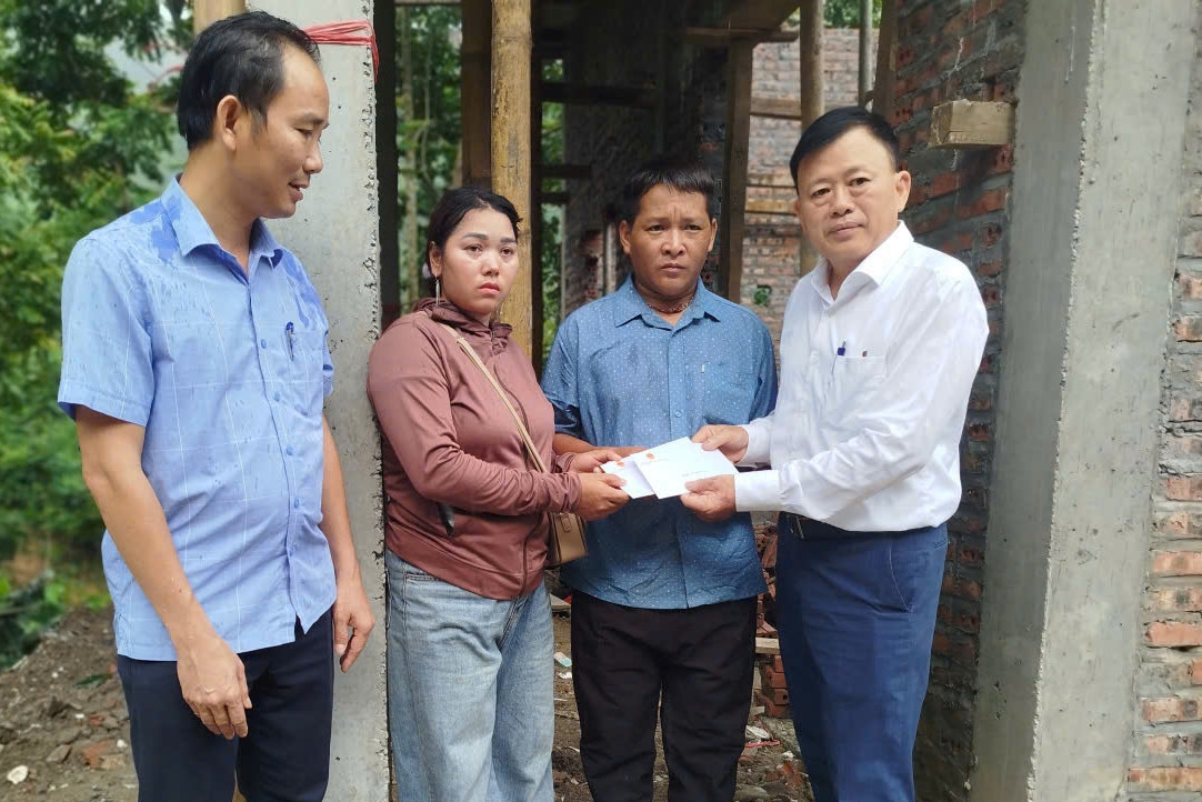 Đoàn công tác Bộ Dân tộc và Tôn giáo thăm hỏi các gia đình gặp nạn tại Lai Châu