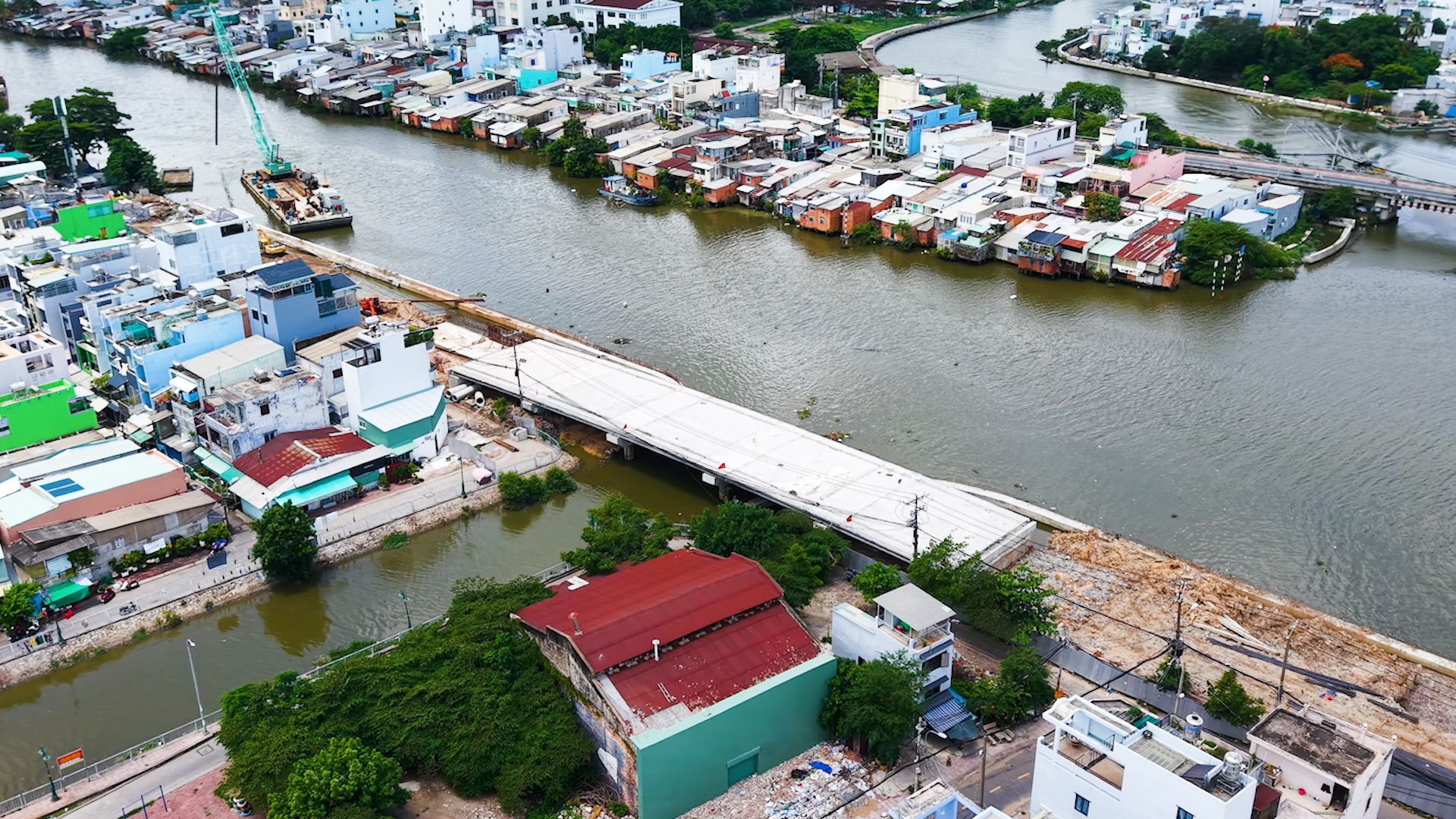 Dân phấn khởi khi cầu Hiệp Ân 2 dần hoàn thiện, thoát cảnh qua cầu sắt xuống cấp