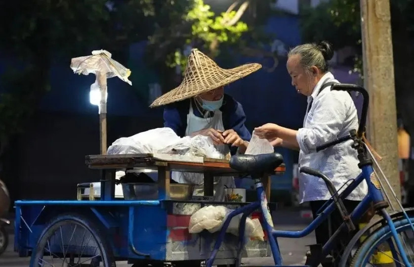 Cụ ông 92 tuổi bán bánh gần 2.000 đồng suốt 2 thập kỷ, quyết không tăng giá