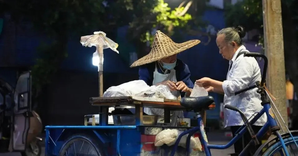 Cụ ông 92 tuổi bán bánh gần 2.000 đồng suốt 2 thập kỷ, quyết không tăng giá