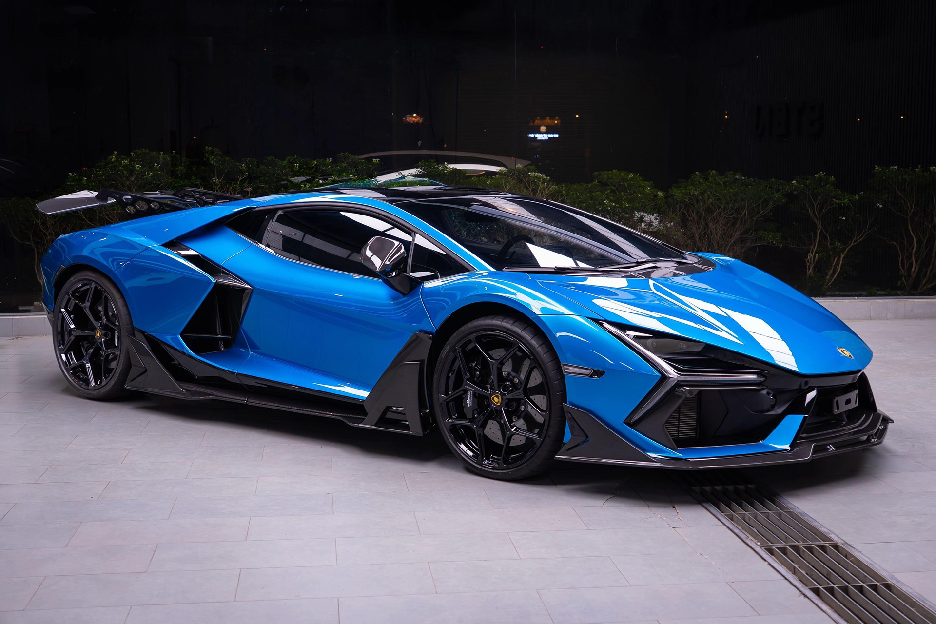 Đại gia Sài Gòn chi triệu USD mua siêu xe Lamborghini Revuelto màu độc