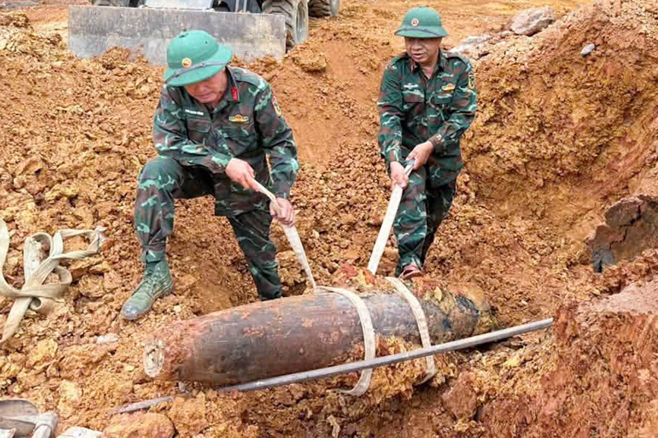 Đào móng xây trường tiểu học, phát hiện quả bom 250kg còn nguyên kíp nổ