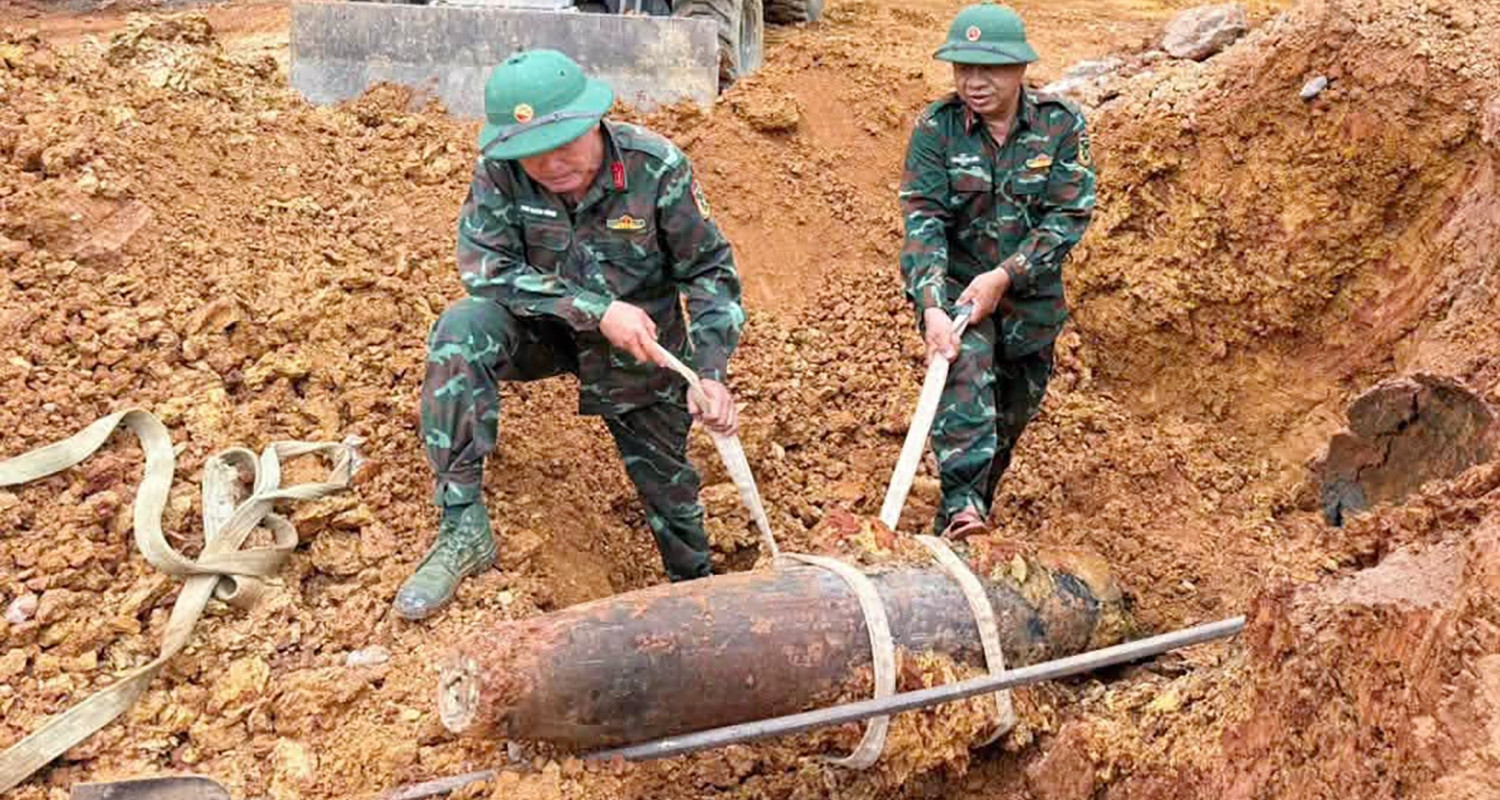 Đào móng xây trường tiểu học, phát hiện quả bom 250kg còn nguyên kíp nổ