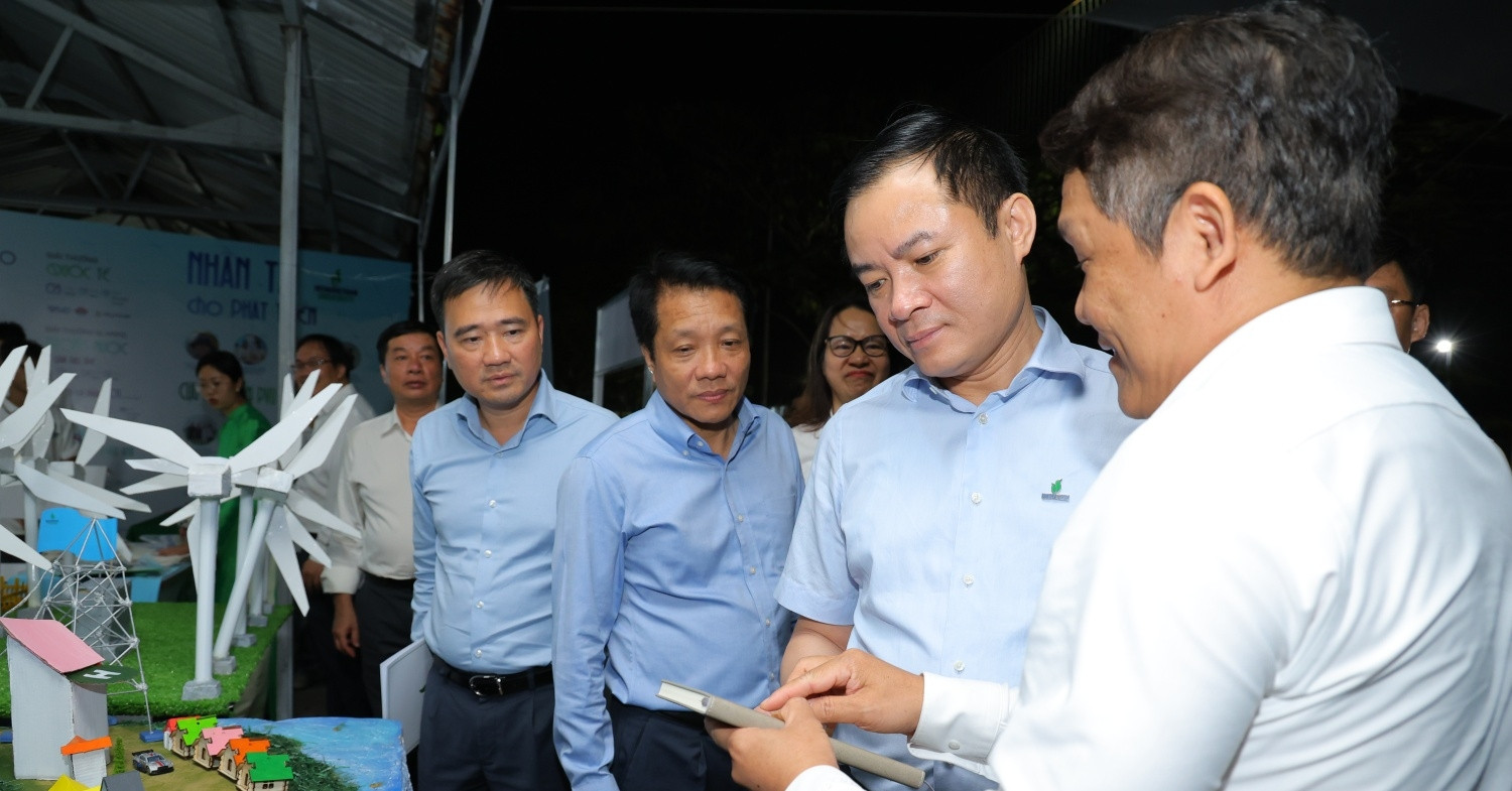 Gần 5.000 học sinh tham gia tìm hiểu ngành dầu khí, năng lượng