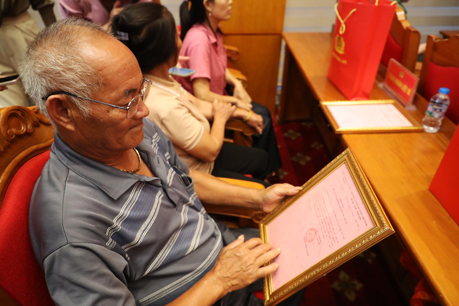 Thân nhân liệt sĩ vỡ òa nhận kết quả giám định ADN: 'Bao năm mong mỏi chỉ để có giây phút này'