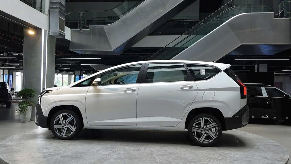 hyundai stargazer.jpeg