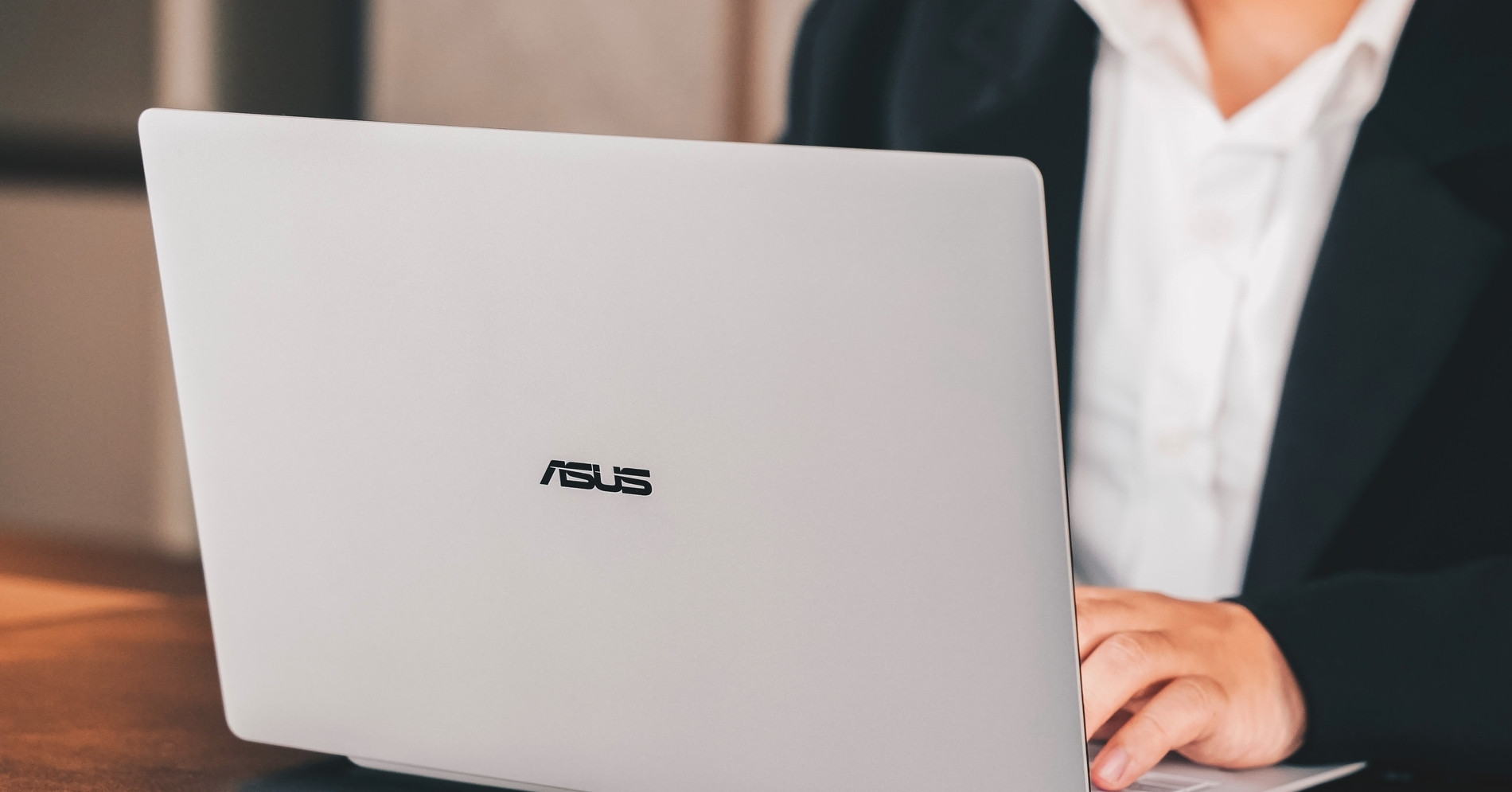 Laptop ASUS ExpertBook Ultra giá 100 triệu đồng có gì đặc biệt?