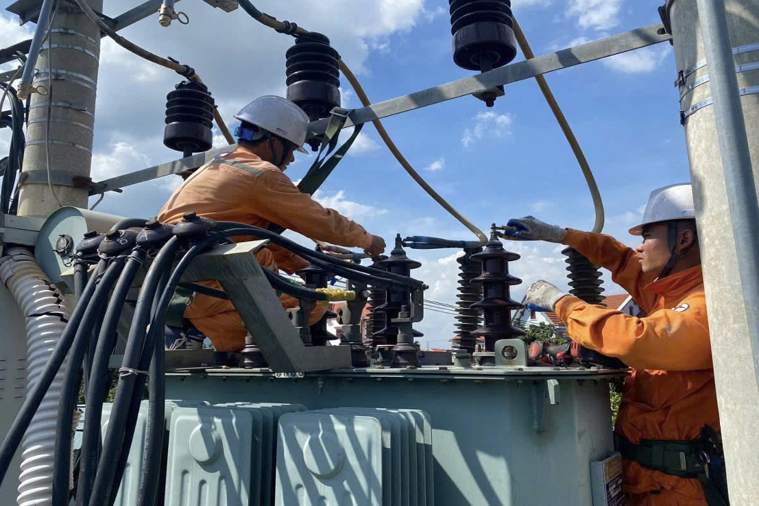 Nắng nóng như đổ lửa, phải huy động cả nguồn điện đắt tiền, điện nhập khẩu