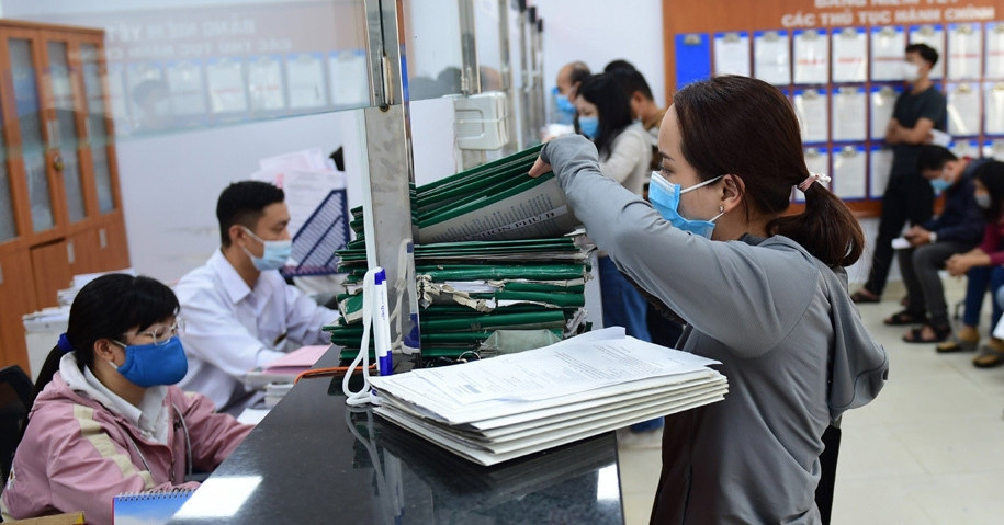 Nữ cán bộ yêu cầu 2 con của cụ 97 tuổi lên trung tâm làm ủy quyền là đúng hay sai?