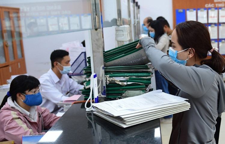 Nữ cán bộ yêu cầu 2 con cụ 97 tuổi lên trung tâm làm ủy quyền là đúng hay sai?