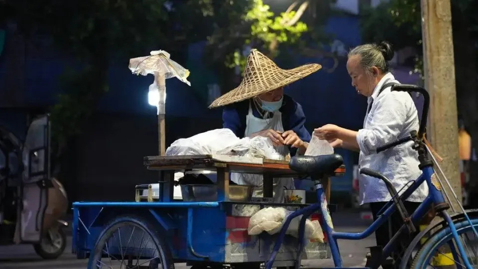 ong cu ban banh anh.jpg