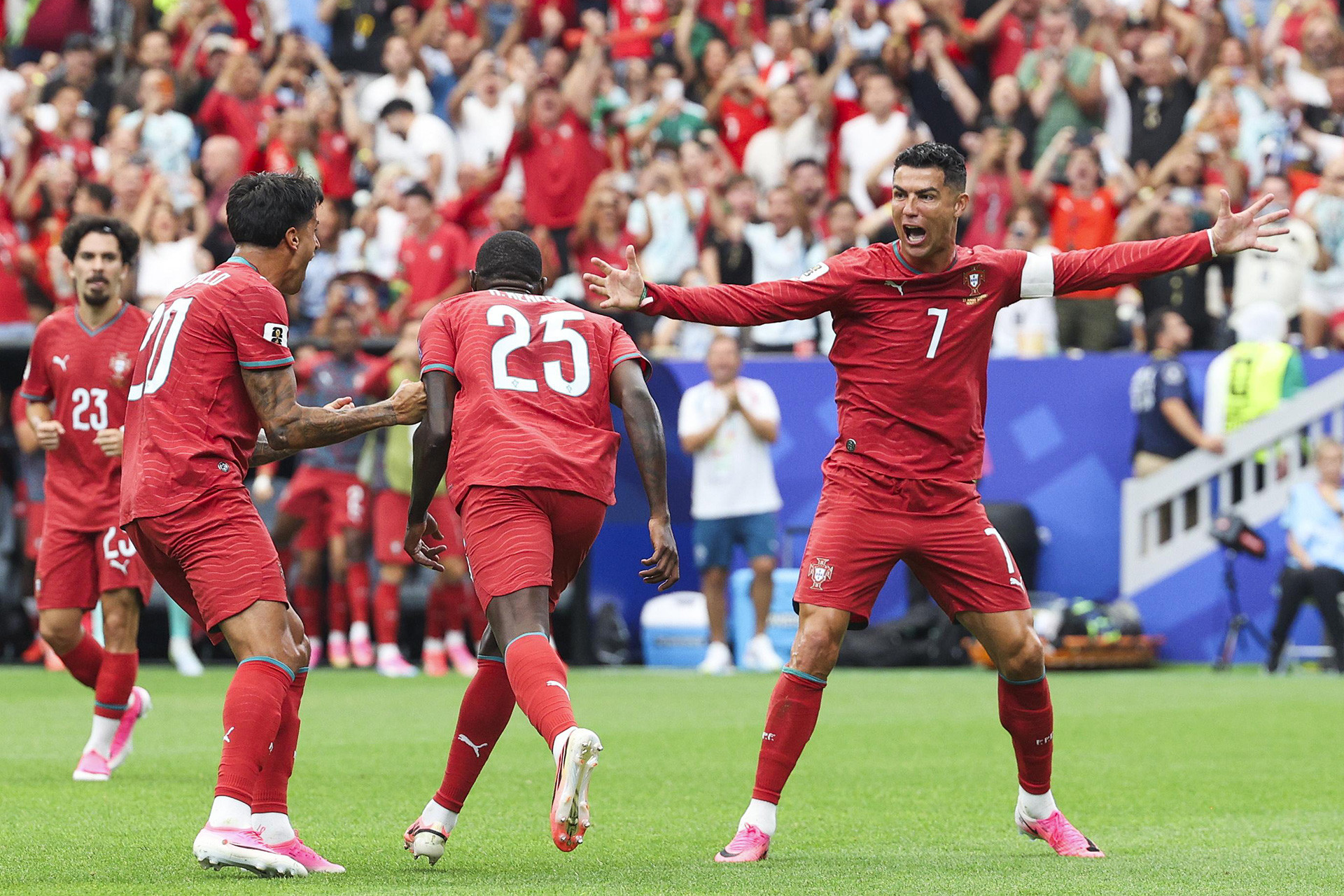 Ronaldo Bo Dao Nha Uzbekistan 2.jpg