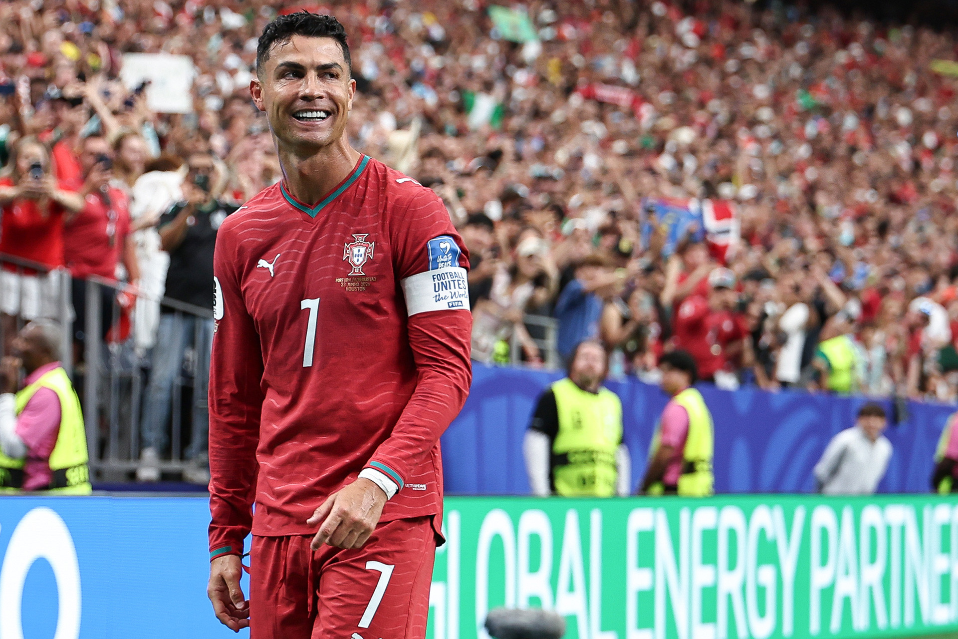 Ronaldo Bo Dao Nha Uzbekistan 4.jpg