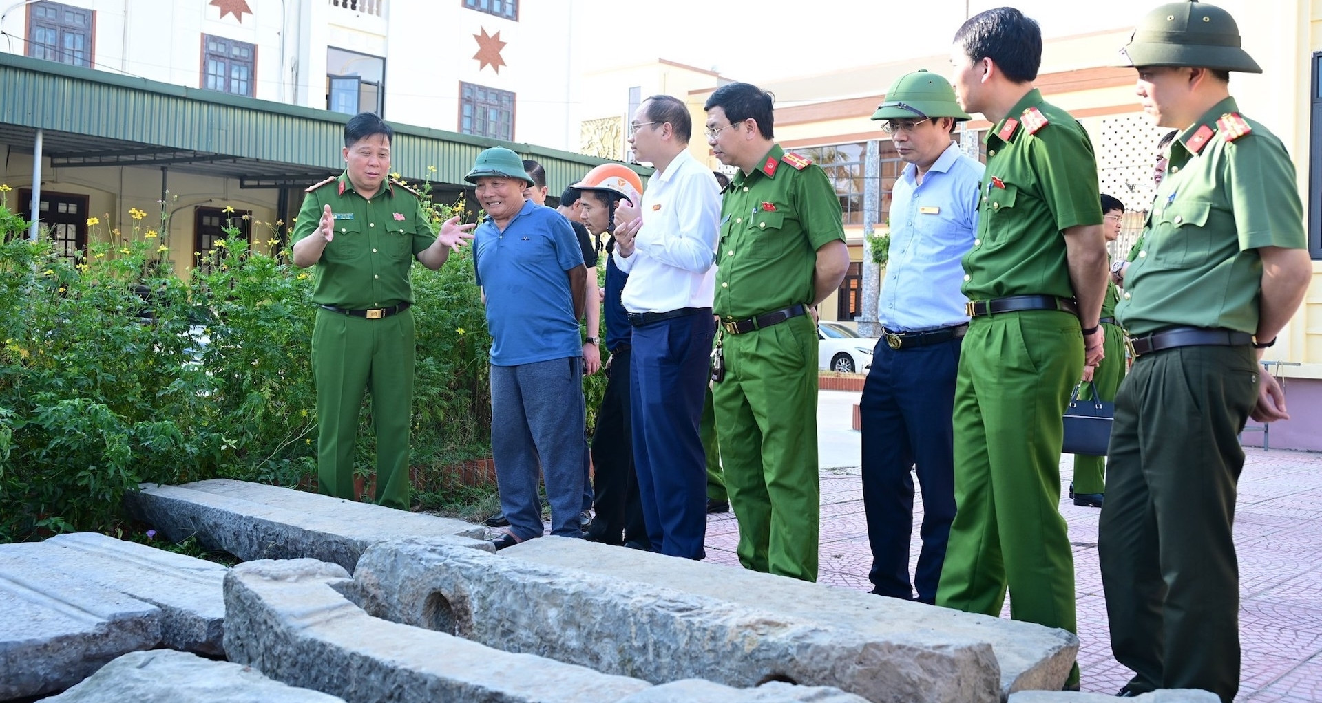 Sau phá án trộm đá cầu cổ, Đại tá Bùi Trung Thành trực tiếp trao trả hiện vật