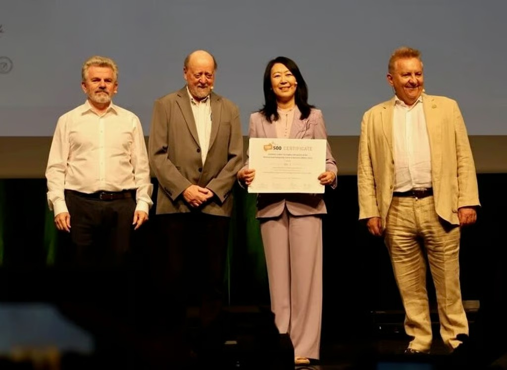 TOP500 co-founder Jack Dongarra (second from left) and LineShine chief designer Lu Yutong (third from left) attend the TOP500 award ceremony at the International Supercomputing Conference in Hamburg, Germany, on Tuesday. Photo: National Supercomputing Centre in Shenzhen