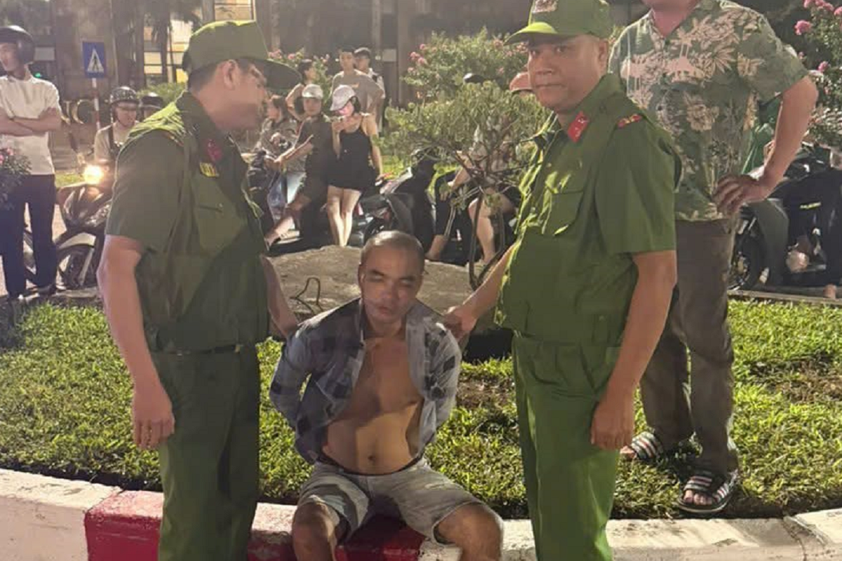 Tước hung khí người đàn ông cầm dao phay đe dọa người đi đường ở Hà Nội