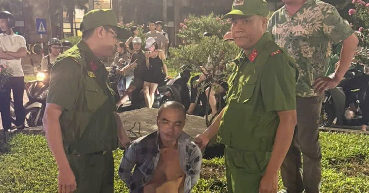 Tước hung khí người đàn ông cầm dao phay đe dọa người đi đường ở Hà Nội