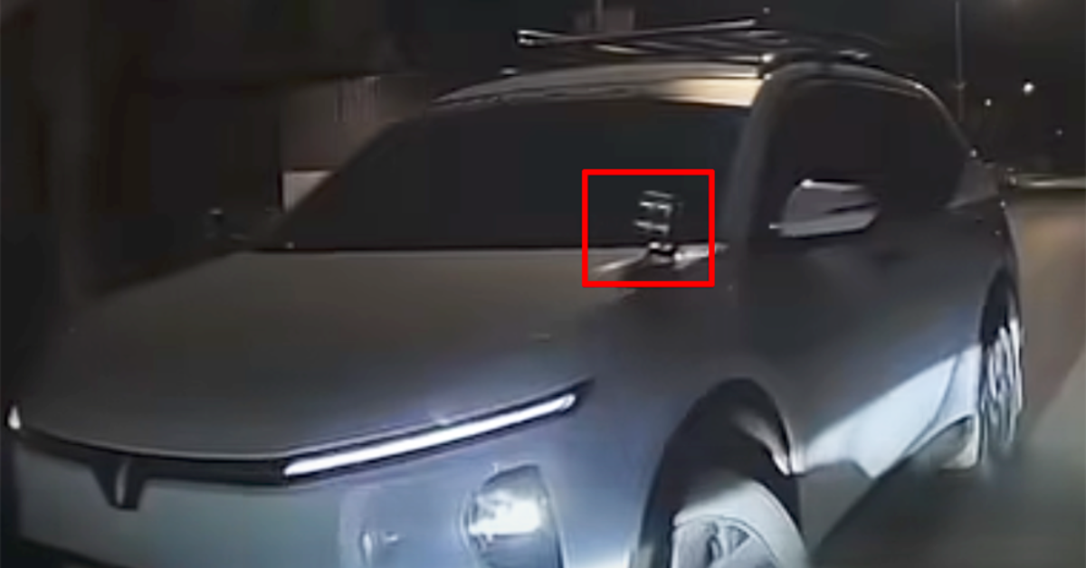 Clip gây bức xúc: Ô tô gắn đèn siêu sáng rọi thẳng xe đối diện ở Hà Nội