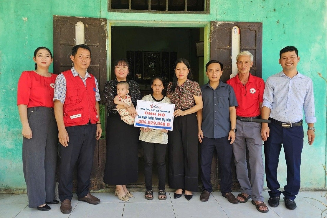 Báo VietNamNet trao hơn 304 triệu đồng tới bé Phạm Thị Hiền ở Quảng Trị