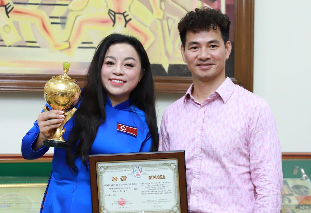 https://static-images.vnncdn.net/vps_images_publish/000001/000003/2026/6/25/cuc-truong-cuc-ntbd-nsnd-xuan-bac-chuc-mung-767.jpg