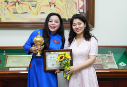 https://static-images.vnncdn.net/vps_images_publish/000001/000003/2026/6/25/cuc-truong-le-phuong-hoa-chuc-mung-766.jpg