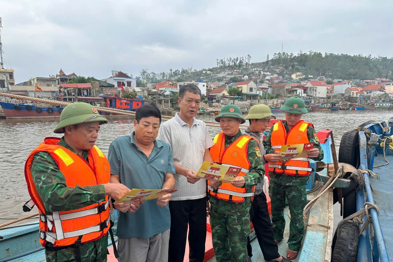 Đồn Biên phòng Hải Hòa nâng cao dân trí, giảm nghèo thông tin vùng biển