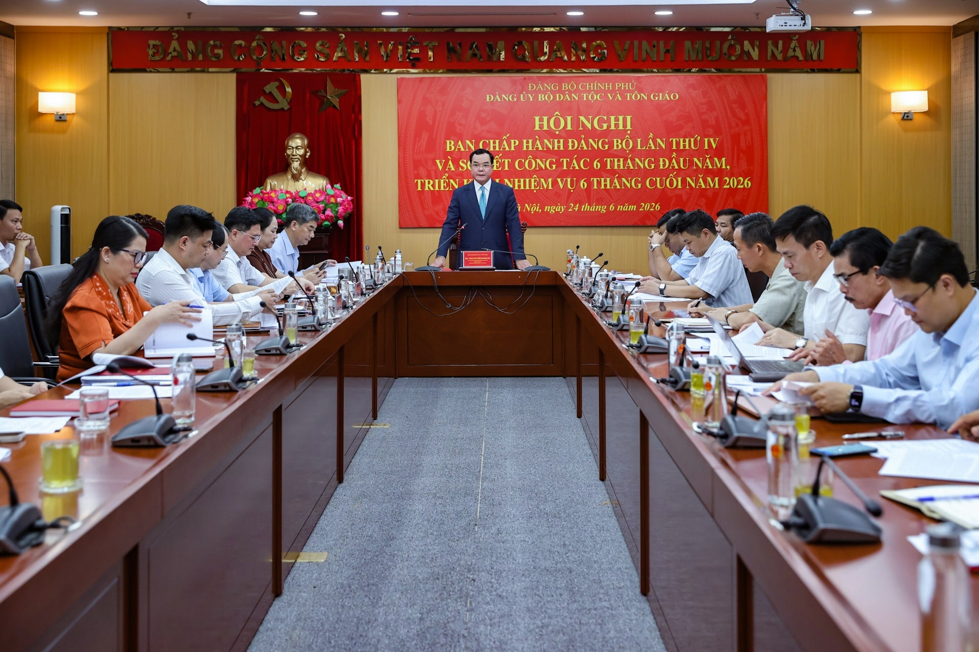 Gắn chặt công tác xây dựng Đảng với thực hiện nhiệm vụ chính trị của từng cơ quan, đơn vị