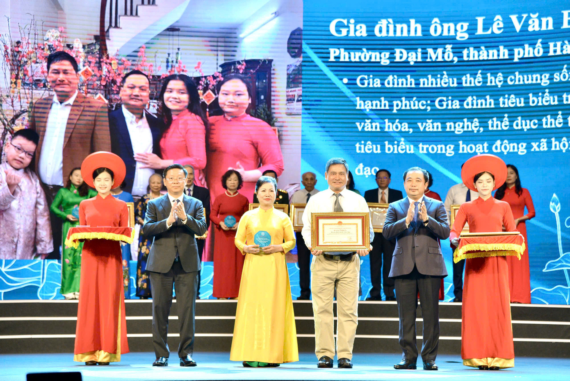 gia đình tiêu biểu.jpg