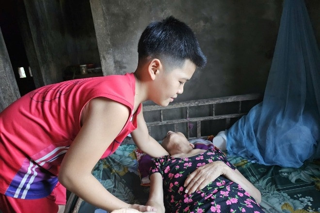 Mẹ gặp nạn sau hội kéo co, cậu bé 14 tuổi vừa đi học vừa chăm bà ngoại liệt
