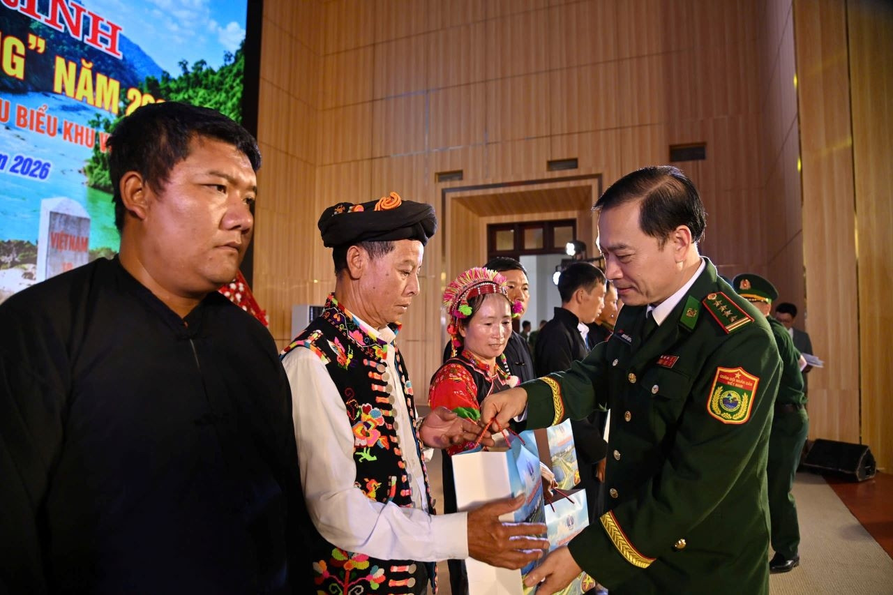 Người có uy tín góp phần giảm nghèo thông tin ở vùng biên Lai Châu