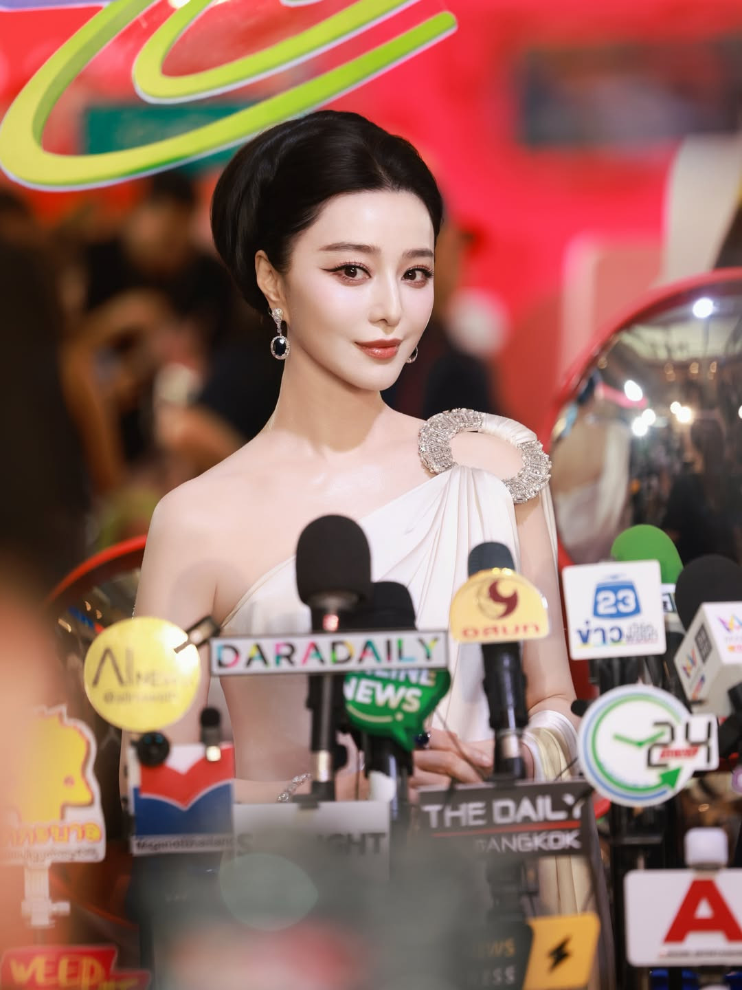 https://static-images.vnncdn.net/vps_images_publish/000001/000003/2026/6/25/photo-by-fan-bingbing-on-june-24-2026-may-be-an-image-of-one-or-more-people-hair-top-and-text-1-3486.jpeg