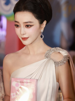 https://static-images.vnncdn.net/vps_images_publish/000001/000003/2026/6/25/photo-by-fan-bingbing-on-june-24-2026-may-be-an-image-of-one-or-more-people-hair-top-and-text-4-3484.jpeg
