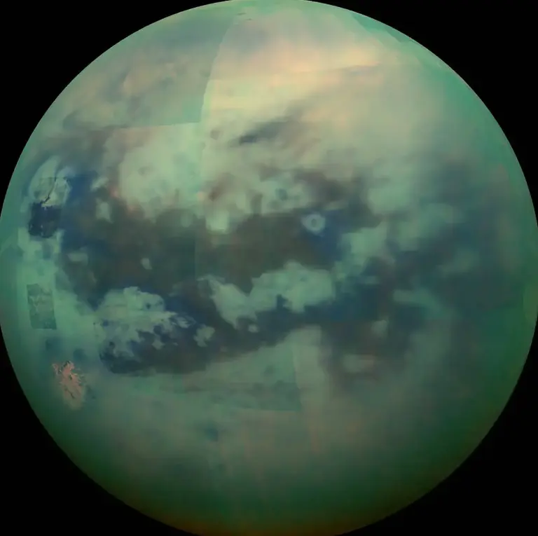 Titan mat trang sao Tho 2.png